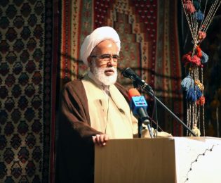 مسئولان به حل مشکلات جامعه توجه بیشتری داشته باشند