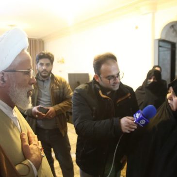 حضور نماینده ولی‌فقیه در استان و امام‌جمعه کرمانشاه،  در منزل شهید والامقام سردار حاج صادق امیدزاده